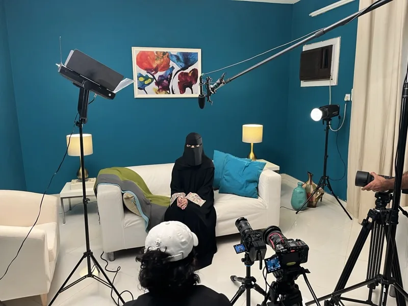 الإضاءة والصوت أثناء تصوير إحدى المقابلات.